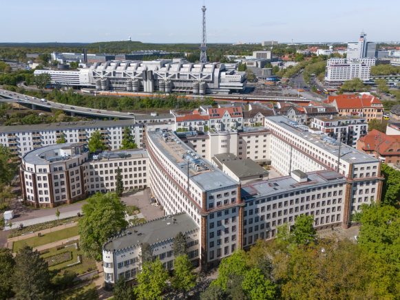 Bollinger + Fehlig Architekten transformieren Oberpostdirektion in Berlin zum modernem Bürogebäude
