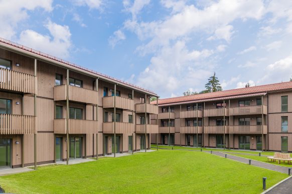 Fertigstellung des BayernHeim Bauvorhabens in Ruhpolding: Hillebrand übergibt Gebäude an die BayernHeim