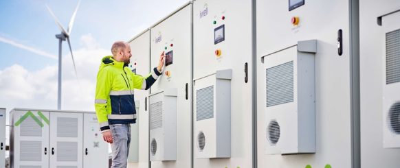 JLL und iwell kooperieren bei Energiespeichersystemen für Logistikimmobilien