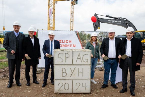 92 geförderte Wohnungen: Schultheiß Projektentwicklung AG und BayernHeim GmbH feiern Grundsteinlegung in Heßdorf