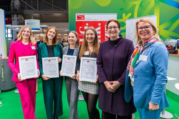 EXPO REAL 2024: Immofrauen verleihen unter der Schirmherrschaft von Bundesministerin Klara Geywitz Nachwuchsförderpreis für herausragende Absolventinnen der Immobilienwirtschaft und luden zu Diskussionsrunden zu Krisenresilienz und sozialer Nachhaltigkeit im Städtebau.